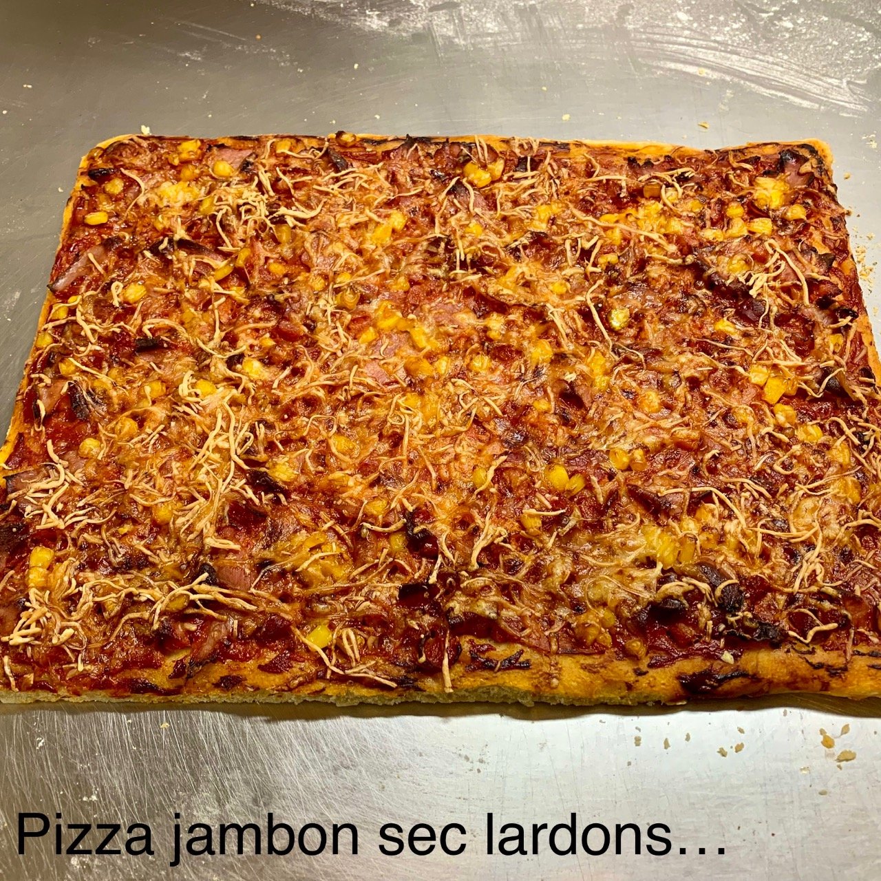 Pizza (base tomate) jambon sec, lardons, comté