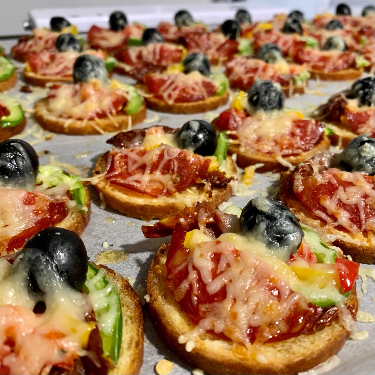 Mini bruschetta chorizo, poivrons, olives