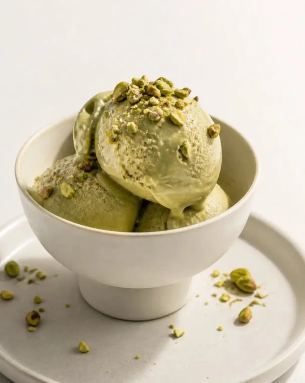Glace pistache maison crémeuse servie en coupe avec éclats de pistache