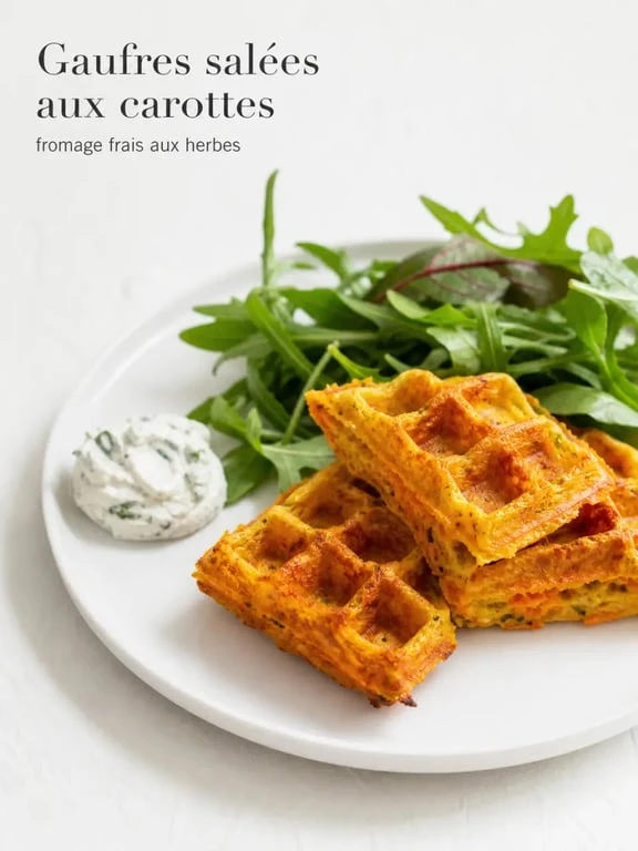 Recette gaufres aux carottes dorées et croustillantes servies avec salade et fromage frais