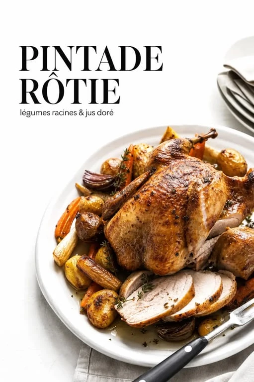 Recette de pintade rôtie au four, dorée et servie avec pommes de terre et légumes