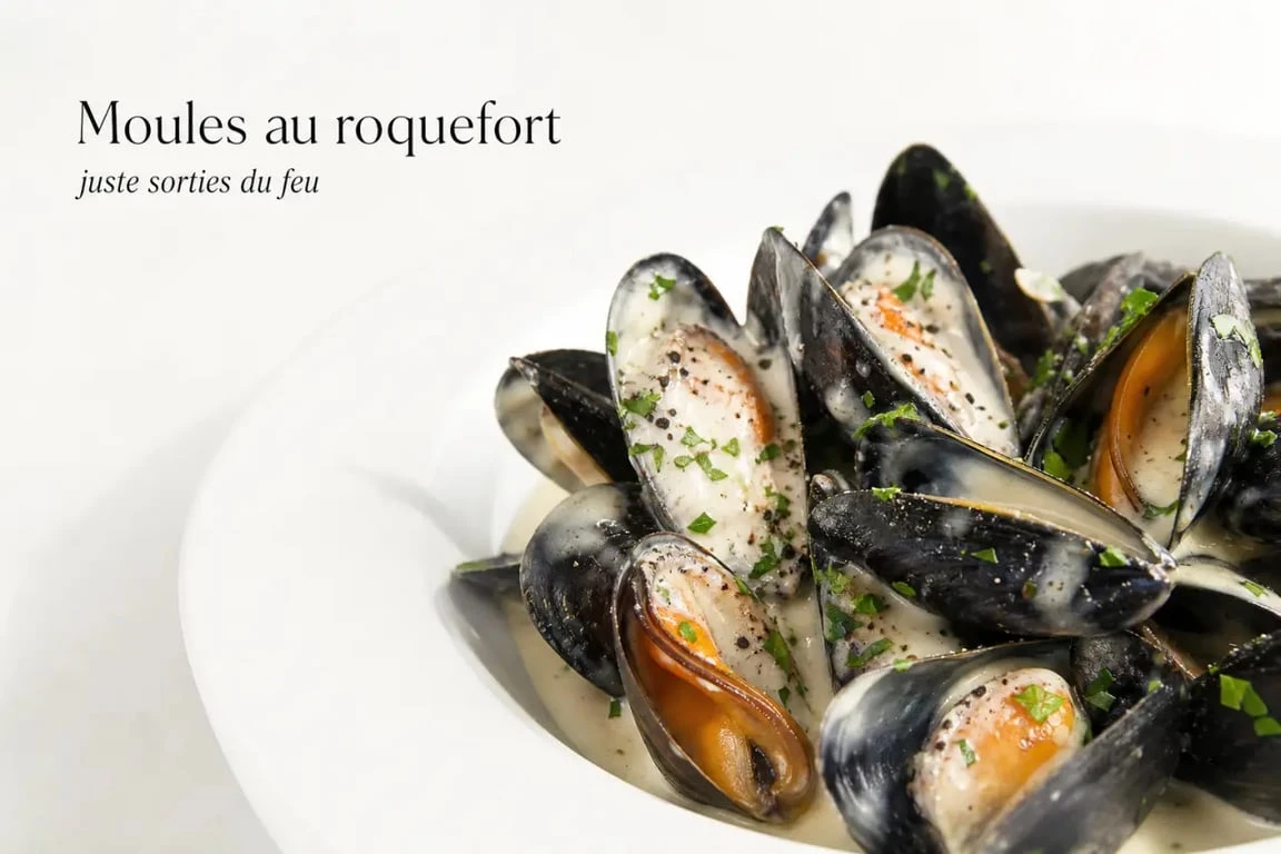 Recette sauce roquefort moule servie chaude en gros plan avec crème de roquefort et persil