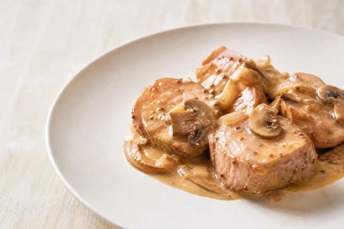 Filet mignon de porc à la crème, moutarde et champignons, recette de cuisiner des filets mignons de porc servie en médaillons nappés de sauce